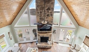 TV connectée, cheminée, table de tennis de table, livres