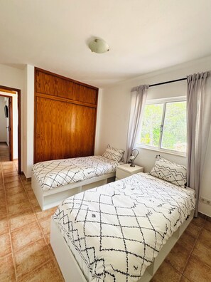 2 bedrooms, iron/ironing board, WiFi, bed sheets