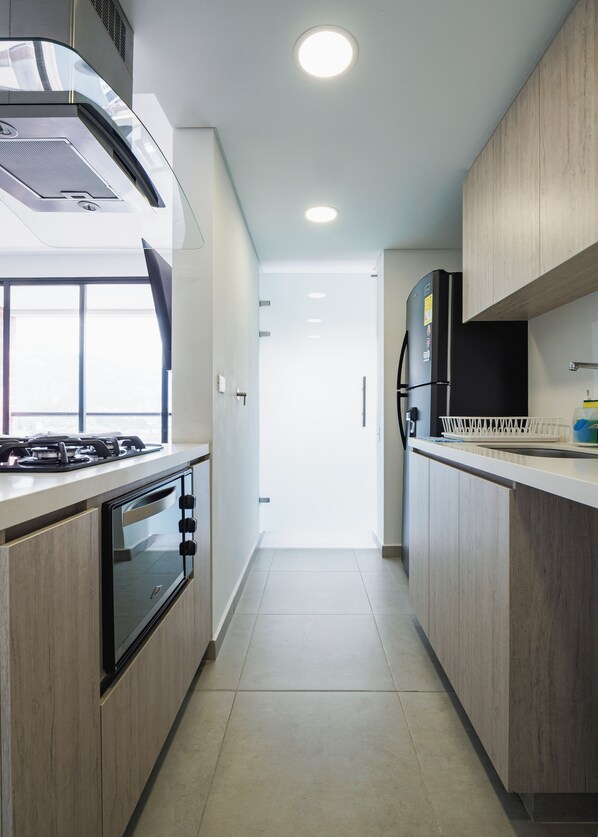 Réfrigérateur, micro-ondes, four, plaque de cuisson