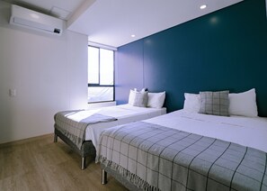 2 chambres, coffres-forts dans les chambres, bureau