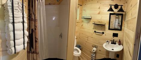 Suihku, hiustenkuivaaja, pyyhkeet, saippua