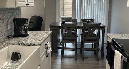 Cozy 1-bedroom condo Fully renovated.in fabulous E. Syracuse with WiFi, AC.