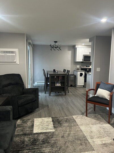 Cozy 1-bedroom condo Fully renovated.in fabulous E. Syracuse with WiFi, AC.