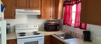 Charming 3-bedroom townhome with WiFi, AC in tranquil Burtonsville
