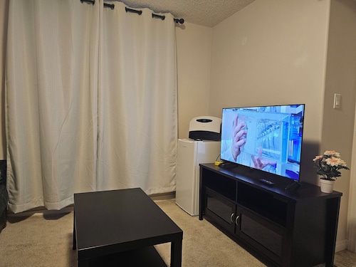 Family-Friendly Cozy Basement Suite - Up to 4 Guests
