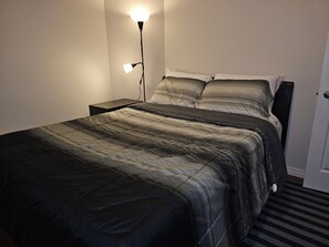 2 عدّة غرف نوم ومكواة/لوح كي وواي فاي وملاءات أسرّة