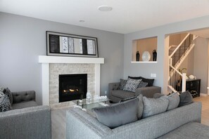 Smart TV, fireplace - Scenic Cochrane Family Home (Cochrane)