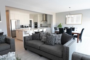 Smart TV, fireplace - Scenic Cochrane Family Home (Cochrane)