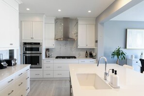 Fridge, microwave, oven, stovetop - Scenic Cochrane Family Home (Cochrane)