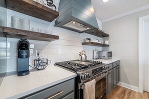 Een microgolfoven, een oven, een kookplaat, een vaatwasser