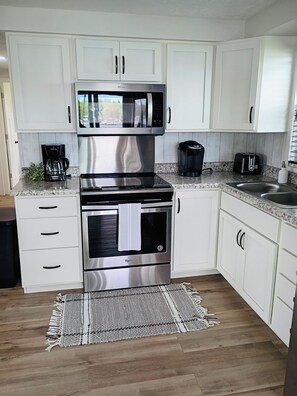 Réfrigérateur, micro-ondes, four, plaque de cuisson