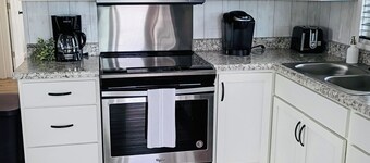 Water’s Edge Retreat, Charming 2-bedroom Lake House, marvelous Shipshewana