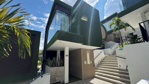 A modern building with a staircase leading to a second floor. - Hotel San Gil House (San Gil)