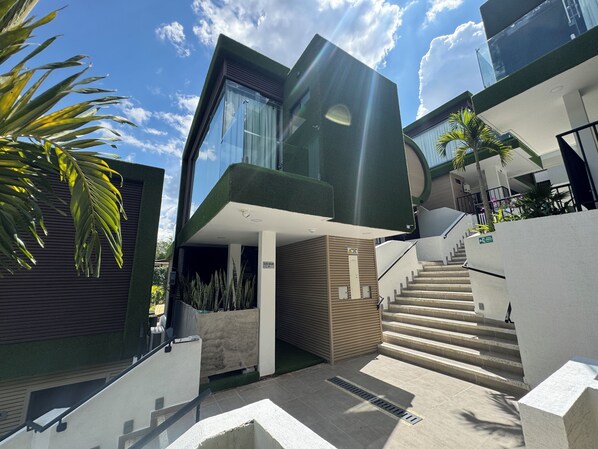 Un edificio moderno con una escalera que conduce a un segundo piso.