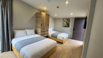Habitación cuádruple Deluxe | 1 dormitorio, cortinas opacas, tabla de planchar con plancha