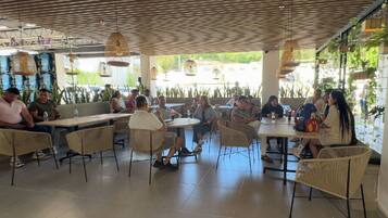 Phục vụ bữa sáng, bữa trưa và bữa tối