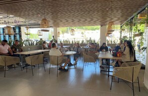 Petit déjeuner, déjeuner et dîner servis sur place