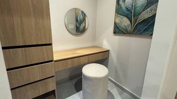 Suíte júnior | Roupas de cama premium, cortinas blackout, ferros/tábuas de passar roupa