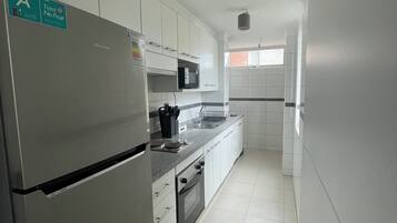 Een microgolfoven, een oven, een kookplaat, een vaatwasser