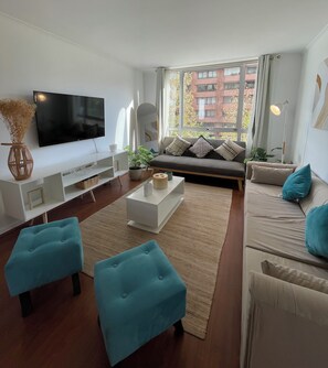 Smart TV, fireplace