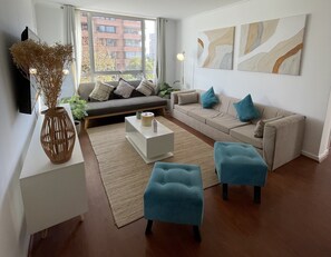 Smart TV, fireplace -
Modern 2D 2B Apt • Wi-Fi, Parking, Fully Equipped • Metro Manquehue -Las Condes (Las Condes)