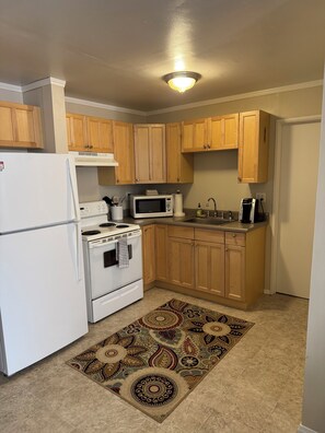 Private kitchen - Charming 1-bedroom apartment in downtown Hamilton with WiFi, AC (Hamilton)