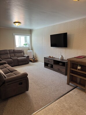 Living area - Charming 1-bedroom apartment in downtown Hamilton with WiFi, AC (Hamilton)