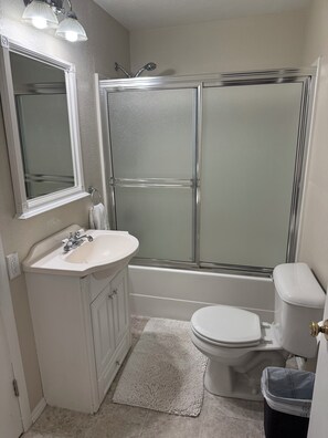 Bathroom - Charming 1-bedroom apartment in downtown Hamilton with WiFi, AC (Hamilton)