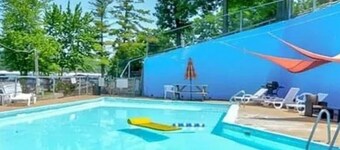 Cozy 1-bedroom condo with WiFi, AC in peaceful Lake Ozark. Prime location on 4MM