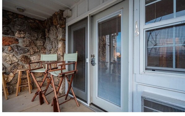 Property grounds - Cozy 1-bedroom condo with WiFi, AC in peaceful Lake Ozark. Prime location on 4MM (Lake Ozark)