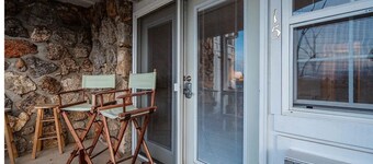Cozy 1-bedroom condo with WiFi, AC in peaceful Lake Ozark. Prime location on 4MM