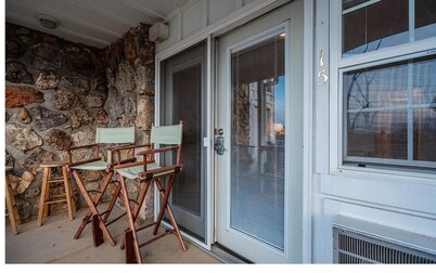 Cozy 1-bedroom condo with WiFi, AC in peaceful Lake Ozark. Prime location on 4MM