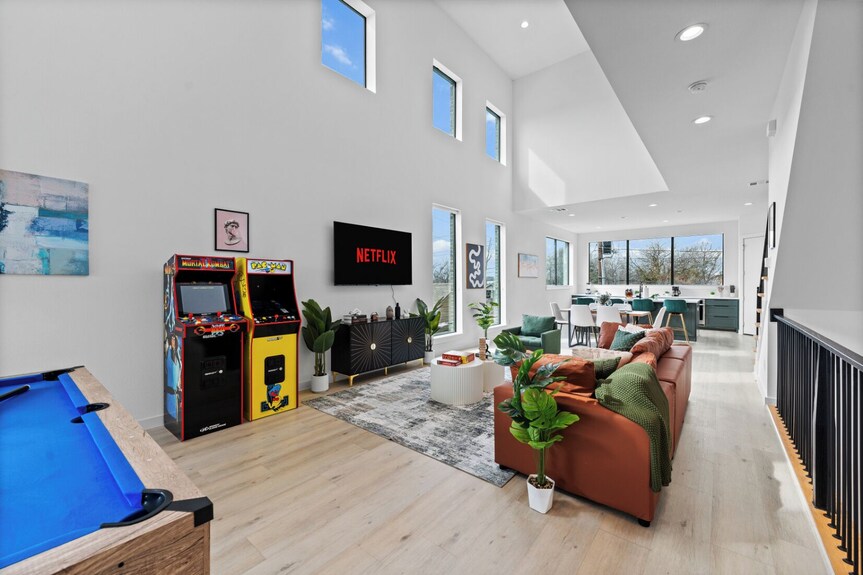 5min Dt Luxe Loft: Arcade, Billiards, Balcony Bbq - Dallas, TX