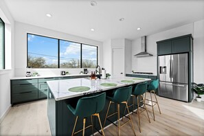 Refrigerador, microondas, horno, placa de cocina