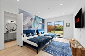 3 habitaciones, escritorio y tabla de planchar con plancha 