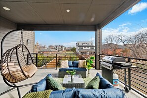Outdoor dining - 5min DT Luxe Loft: Arcade, Billiards, Balcony BBQ (Dallas)