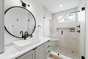 Eco-friendly toiletries, hair dryer, towels, soap - 5min DT Luxe Loft: Arcade, Billiards, Balcony BBQ (Dallas)