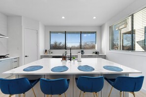 Private kitchen - Luxe Loft with Hot Tub, Pool Table, Balcony, BBQ (Dallas)