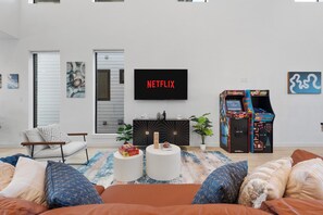 Game room - Luxe Loft with Hot Tub, Pool Table, Balcony, BBQ (Dallas)