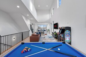 Game room - Luxe Loft with Hot Tub, Pool Table, Balcony, BBQ (Dallas)