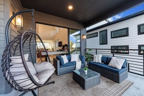Terrace/patio - Luxe Loft with Hot Tub, Pool Table, Balcony, BBQ (Dallas)