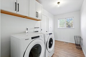 Interior - Spacious 3-bedroom house with card table, backyard and Wifi in NE Albuquerque (Albuquerque)