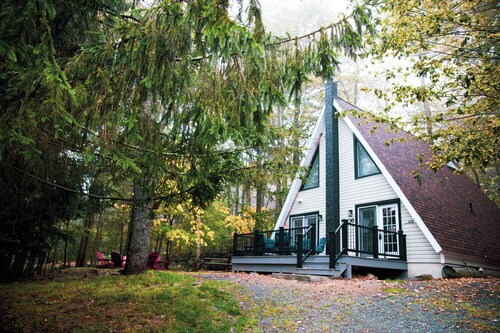 Poconos A-frame cabin - firepit, grill, near pool and lake