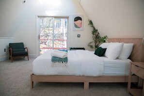 3 bedrooms, iron/ironing board, free WiFi, bed sheets - Poconos A-frame cabin - firepit, grill, near pool and lake (Tobyhanna)