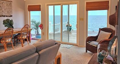 Bayfront 3 Bedrooms House with Huge Deck /Private Beach/Beach House Sleeps 6 Ppl