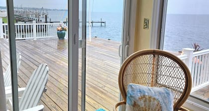 Bayfront 3 Bedrooms House with Huge Deck /Private Beach/Beach House Sleeps 6 Ppl