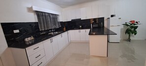 Kühlschrank, Mikrowelle, Herdplatte, Wasserkocher