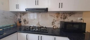 Réfrigérateur, micro-ondes, plaque de cuisson, bouilloire électrique