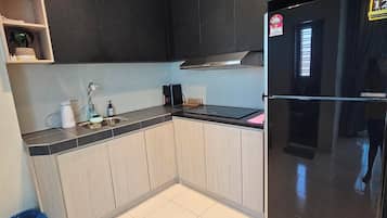 Fridge, stovetop, electric kettle, cookware/dishes/utensils