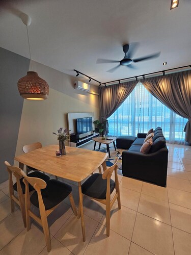 CozyHome - 3 bedroom Town House with free Wi-Fi